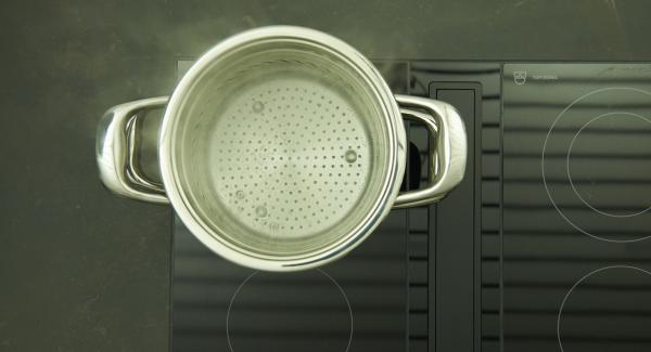 Pour water in Pot 20 cm 4.5 l with "NonSoloPasta" insert, place on stove and set it at highest level. When the water boils, add an handful of salt and cook the pasta as given on the package, then drain.