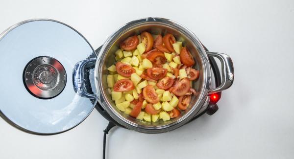 Add the potatoes and tomatoes and mix well. Set Navigenio to  "A", enter approx. 15 minutes cooking time in the Audiotherm, fit it on Visiotherm and turn until the vegetable symbol appears.