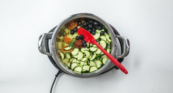 Fold in olives, zucchini, oregano and tomato puree, set Navigenio to  "A". Enter approx. 5 minutes cooking time at the Audiotherm and finish cooking in the vegetable area.