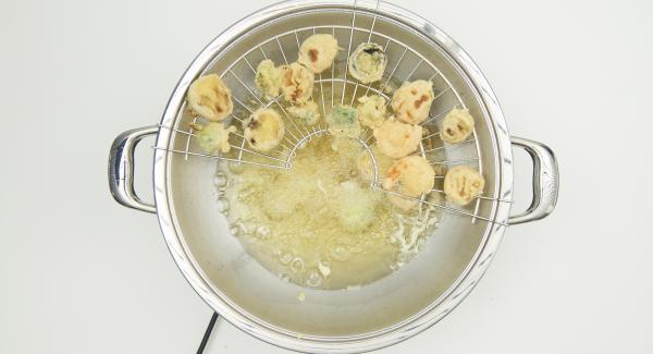 Hang the draining rack in the Wok and let the deep-fried food drip off briefly. Then place on kitchen paper and deep-fry the rest of the food.