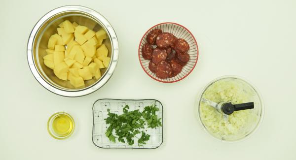 Peel and dice the potatoes and mix with the olive oil. Cut the chorizo into slices. Peel onion and garlic and chop in Quick Cut. Pluck the parsley leaves and cut into small pieces.