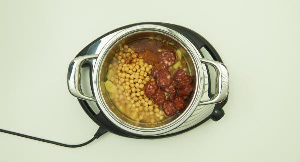 Add the chickpeas together with the soaking water, chorizo and Intenso. Mix everything well and close with the Secuquick softline.