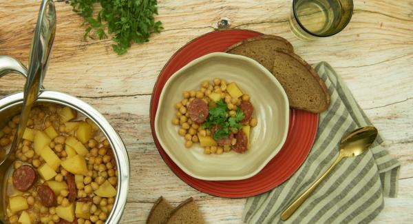 At the end of cooking, place Secuquick in an inverted lid, depressurise and remove. Refine the stew with parsley.