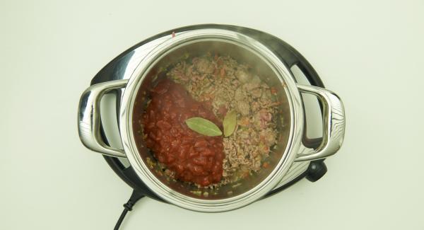 Add the tomatoes and bay leaves and mix well. Close with Secuquick softline.