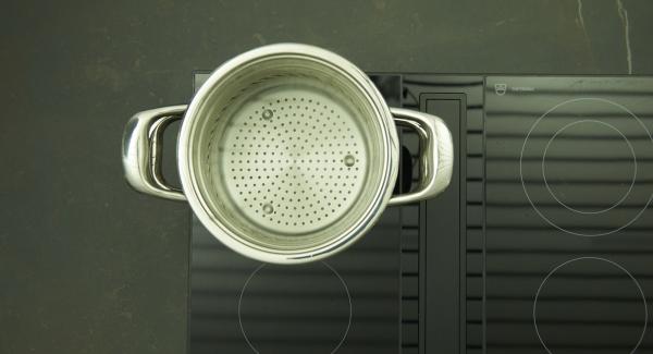 Fill the pot with water using the NonSoloPasta insert and place the lid on it. Put it on the hob, set it to the highest level and bring the water to the boil. Add salt and pasta and cook for approx. 7 minutes (according to package instructions) until al dente.