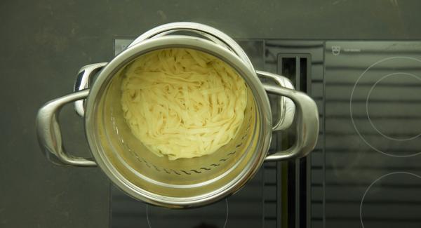 Remove the NonSoloPasta insert from the pot and drain. Mix sauce and noodles and refine with parmesan.