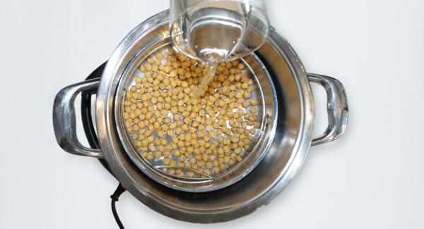 Place the Softiera bowl inside the pot over the fava beans and place the chickpeas inside the Softiera Bowl with 300 ml of water.