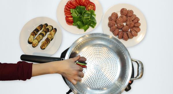 Arrange the ingredients gradually and circularly in the pan (first meat, then eggplant, then pepper and finally tomato, and repeat).