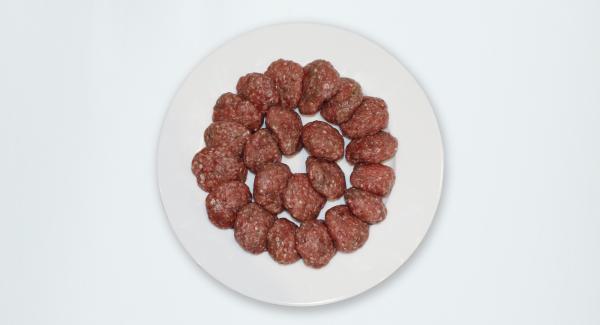 Peel the onion and chop finely. Add the meat, pepper, salt and cinnamon, knead together to obtain a sticky mixture, then shape little kebab balls (5 cm in diameter and 1 cm thick).