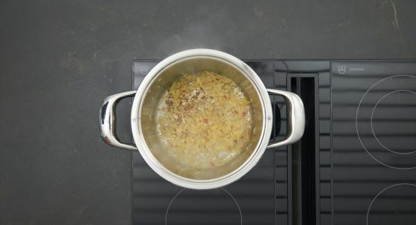 As soon as the Audiotherm beeps on reaching the roasting window, set at low level and roast the spices briefly. Add water, coconut milk, fish sauce and sesame oil.