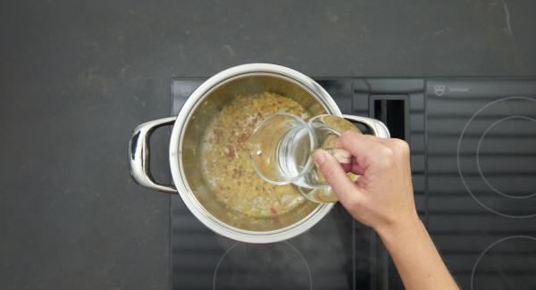 As soon as the Audiotherm beeps on reaching the roasting window, set at low level and roast the spices briefly. Add water, coconut milk, fish sauce and sesame oil.