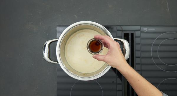 As soon as the Audiotherm beeps on reaching the roasting window, set at low level and roast the spices briefly. Add water, coconut milk, fish sauce and sesame oil.