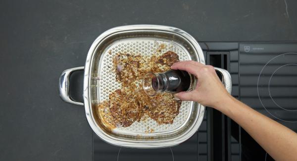 Switch the hob to medium level, put the shallots into the same Arondo and fry a little. Deglaze with port wine and reduce. Add the cream and let it reduce while stirring until the cream thickens a little.