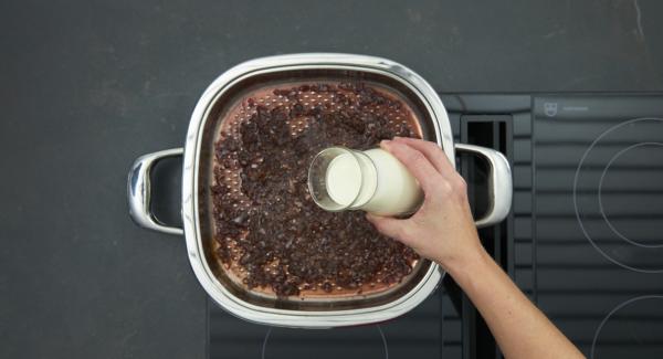 Switch the hob to medium level, put the shallots into the same Arondo and fry a little. Deglaze with port wine and reduce. Add the cream and let it reduce while stirring until the cream thickens a little.