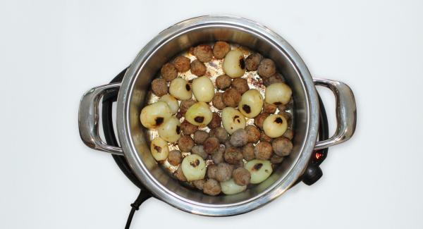 Put meatballs in the pot and roast both faces. Adjust Navigenio to level 4 if needed. When the meatballs reach a nice brown color, add the roasted onions.