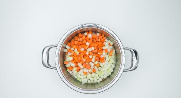 Add vegetable cubes dripping wet into the pot, add red wine, close with the lid and set Navigenio to  "A". Switch on Audiotherm, enter 10 minutes cookig time to the Audiotherm, fit it on Visiotherm and turn until the vegetable symbol appears.