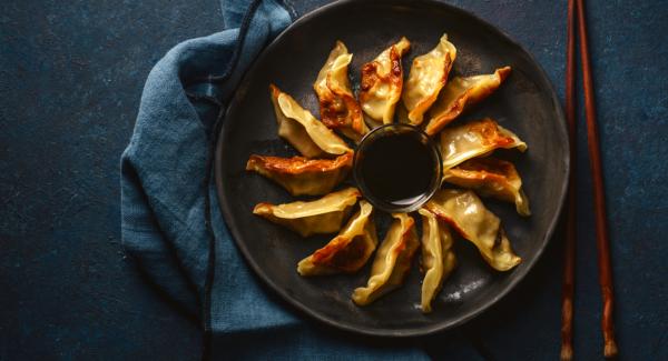 At the end of the cooking time, remove the combi sieve insert and arrange the Dim Sum with the sauce.