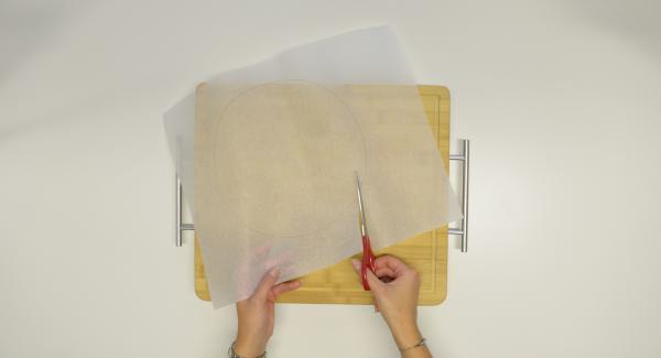 Cut out a circle of baking paper using a 24 cm lid.