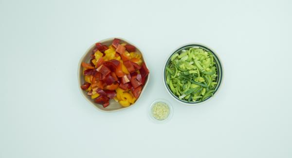 Clean the leek, halve lengthwise and cut into thin strips. Peel the garlic and dice finely. Clean the bell peppers and cut into small cubes.