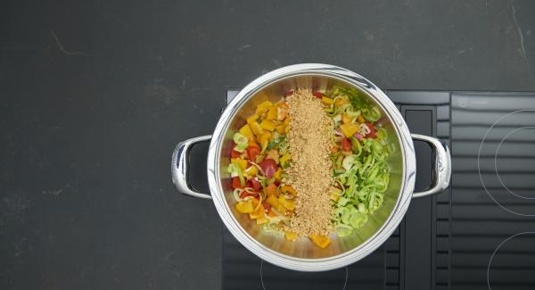 Add the peanuts to the vegetables and bring to boil. Season with Sambal Oelek, soy sauce and pepper. Add the pasta and cilantro and mix well.