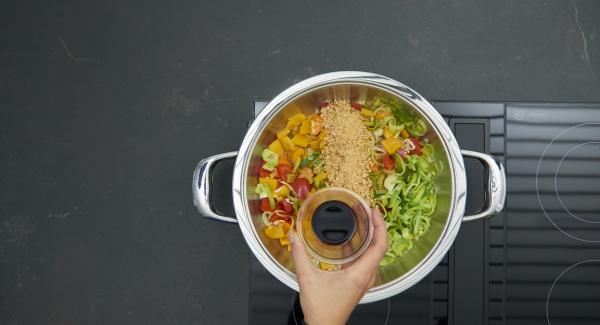 Add the peanuts to the vegetables and bring to boil. Season with Sambal Oelek, soy sauce and pepper. Add the pasta and cilantro and mix well.