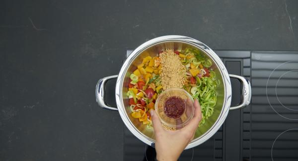 Add the peanuts to the vegetables and bring to boil. Season with Sambal Oelek, soy sauce and pepper. Add the pasta and cilantro and mix well.