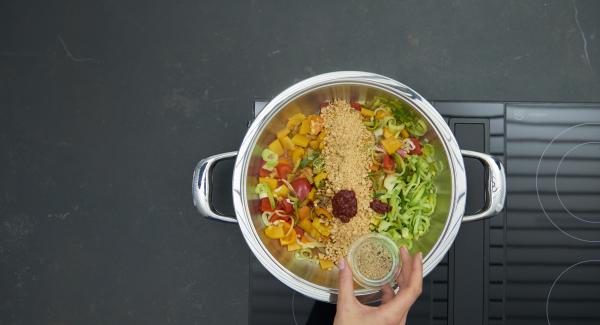 Add the peanuts to the vegetables and bring to boil. Season with Sambal Oelek, soy sauce and pepper. Add the pasta and cilantro and mix well.