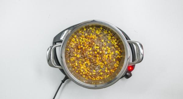 As soon as the Audiotherm beeps on reaching the roasting window, set at level 2 and put in meat with onion-mix and roast until crumbly. Add corn and sieved tomatoes, season and stir well.