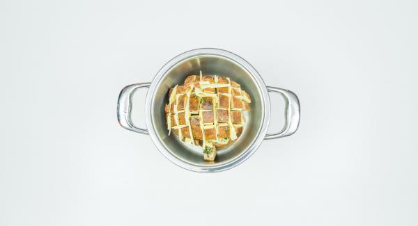 Put bread in pot and place in the upturned lid. Place Navigenio overhead and set at low level. While the Navigenio flashes red/blue, enter approx. 20 minutes in the Audiotherm and bake until light Brown.