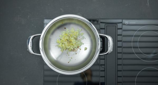 As soon as the Audiotherm beeps on reaching the roasting window, set at low level and roast the gingermix. Add all the vegetable strips step by step whilst stirring.