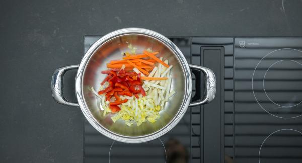 As soon as the Audiotherm beeps on reaching the roasting window, set at low level and roast the gingermix. Add all the vegetable strips step by step whilst stirring.