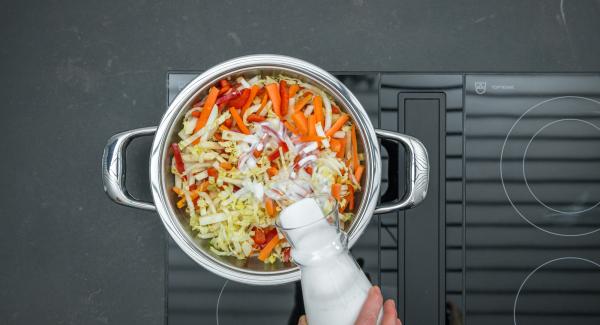 Pour in coconut milk and spread the sprouts over it. Switch the stove to highest level, heat up to the vegetable window, switch to low level and finish cooking with the Audiotherm for approx. 5 minutes.