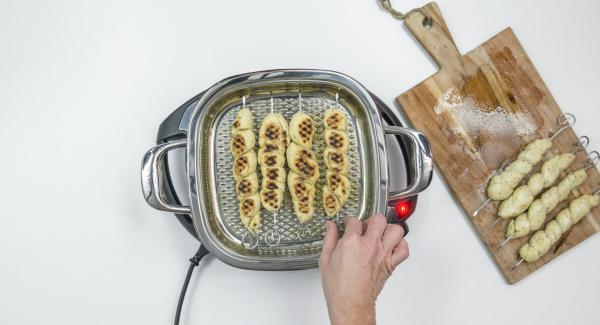 Turn the skewers, put the lid back on. Switch off the Navigenio and roast the breads for another 4 minutes.