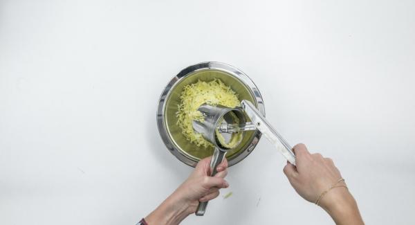 Peel the potatoes, let them cool and press them through a potato press or grate them roughly.