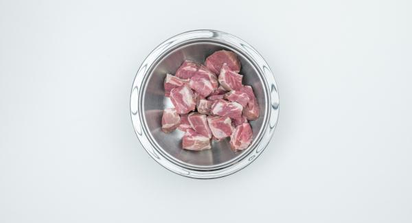 Cut meat into bite-size cubes. Place in a 20 cm combi bowl.