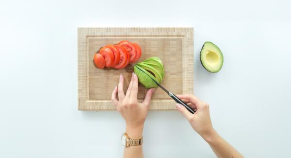 Stone the avocado, remove the fruit pulp with a spoon and spread it on the toasts.