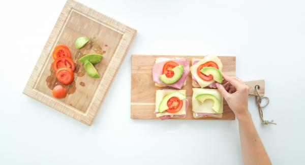 Stone the avocado, remove the fruit pulp with a spoon and spread it on the toasts.