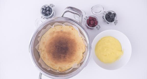 As soon as the tart base has cooled, take it out of the pot and pour the tart cast onto it. After cooling, garnish with the berries and serve.