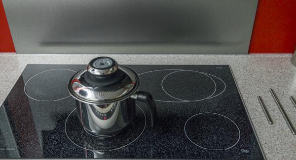 Switch off the stove and stir until the rice pudding boils only slightly. Put the lid on and let the rice swell for about 25 minutes, depending on the variety.