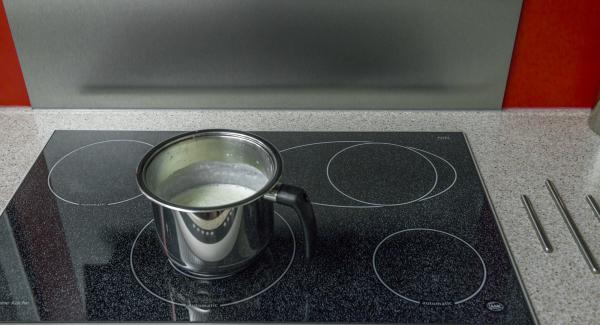 Switch off the stove and stir until the rice pudding boils only slightly. Put the lid on and let the rice swell for about 25 minutes, depending on the variety.