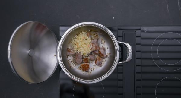 As soon as the Audiotherm beeps when reaching the roasting window, switch to low level and roast goulash all around. Add the onion mixture and roast briefly.