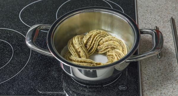 Put the braid in the pot. Put the pot on the stove and set it on lowest level. Place Navigenio overhead and set at low level. While the Navigenio flashes red/blue, enter approx. 25 minutes in the Audiotherm and bake light brown.