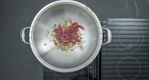 Roast the duck breast in portions, remove and keep warm. Also roast the carrot slices and deglaze with orange juice, add soy and oyster sauce as well as chilli and ginger. Boil everything open for about 5 minutes until thick.