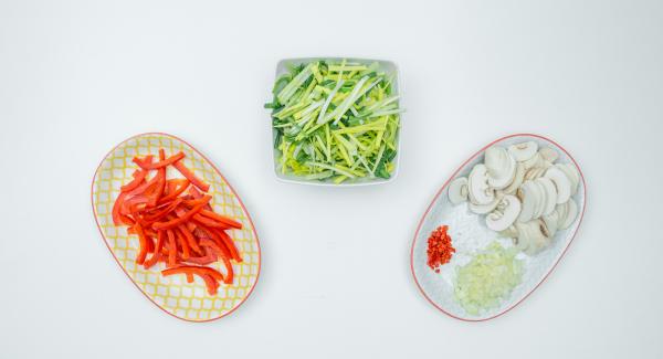 Peel and dice the onion, clean the leek and bell pepper and cut into fine strips. Clean the mushrooms with a cloth or brush and cut into slices. Core and finely dice the chili peppers.