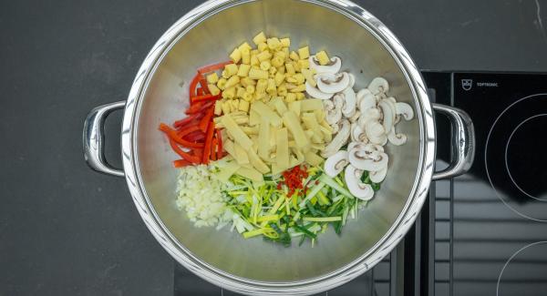 Briefly roast the vegetables while stirring, add the beef again and season with salt and pepper.