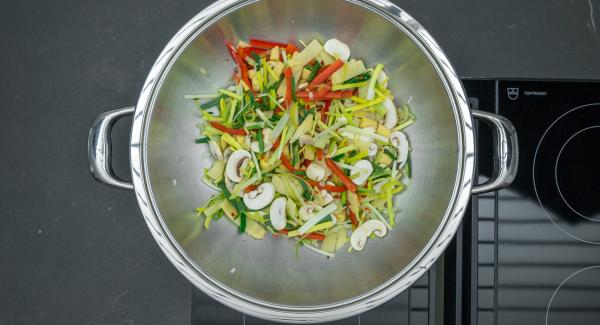 Briefly roast the vegetables while stirring, add the beef again and season with salt and pepper.