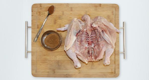 Open the chicken from the chest side, rub it well with mixed spices and nutmeg, and then place it in the bottom of the pot.