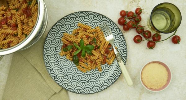 One-Pot-Pasta: Fusilli with tomato sauce