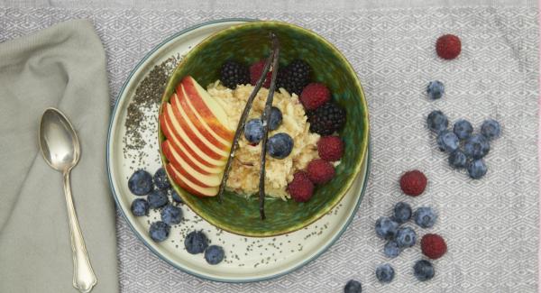 Vegan porridge with apple