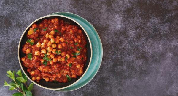 Chickpeas with tomato sauce